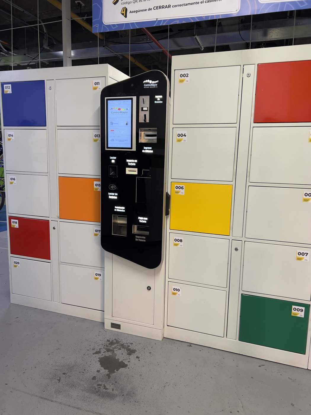Casillero guardacascos automático AccessPark con tótem de autopago